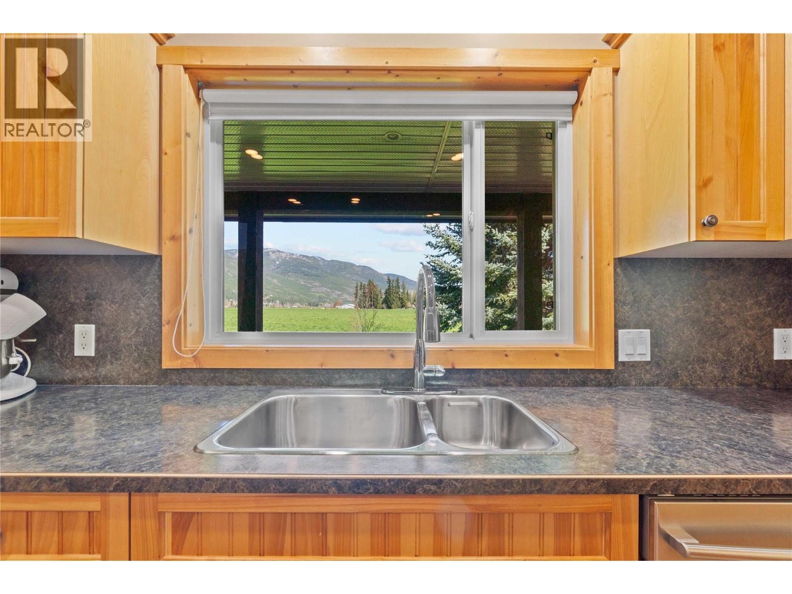  152 Salmon River Road, Salmon Arm