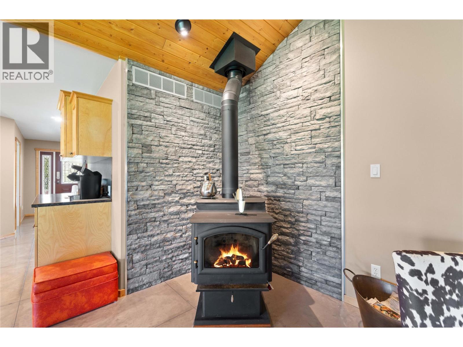  152 Salmon River Road, Salmon Arm