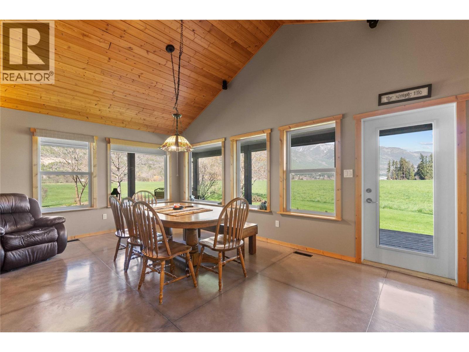  152 Salmon River Road, Salmon Arm