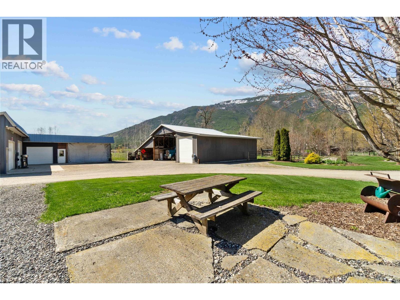  152 Salmon River Road, Salmon Arm