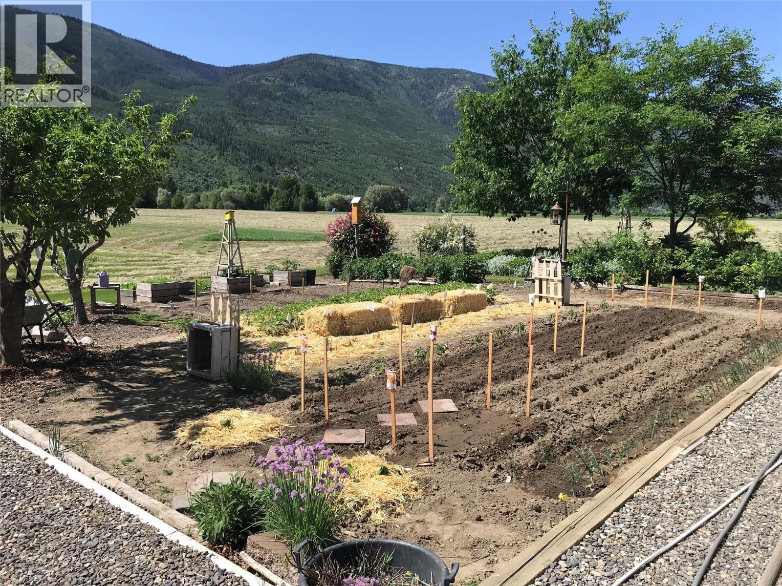  152 Salmon River Road, Salmon Arm