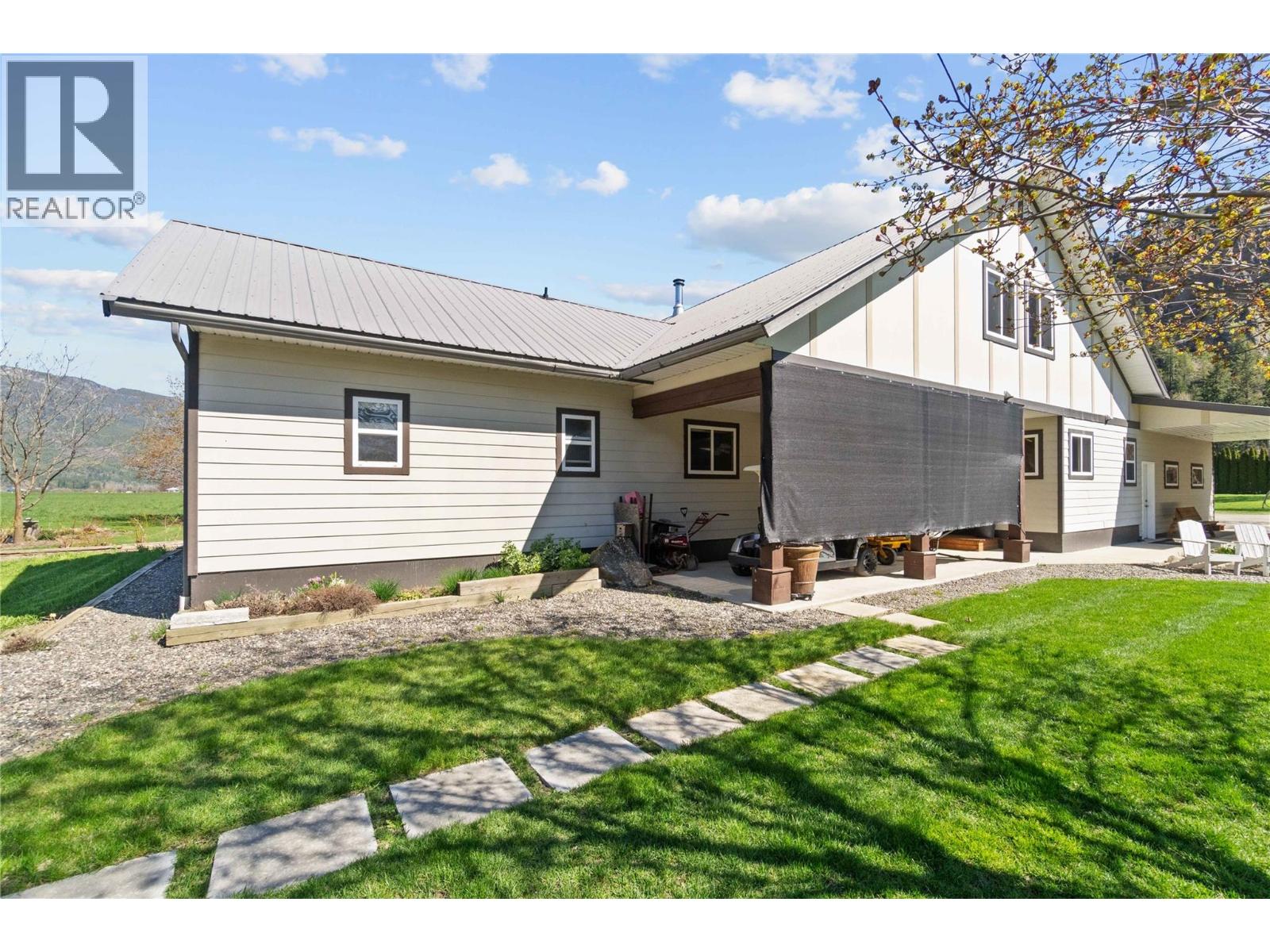  152 Salmon River Road, Salmon Arm