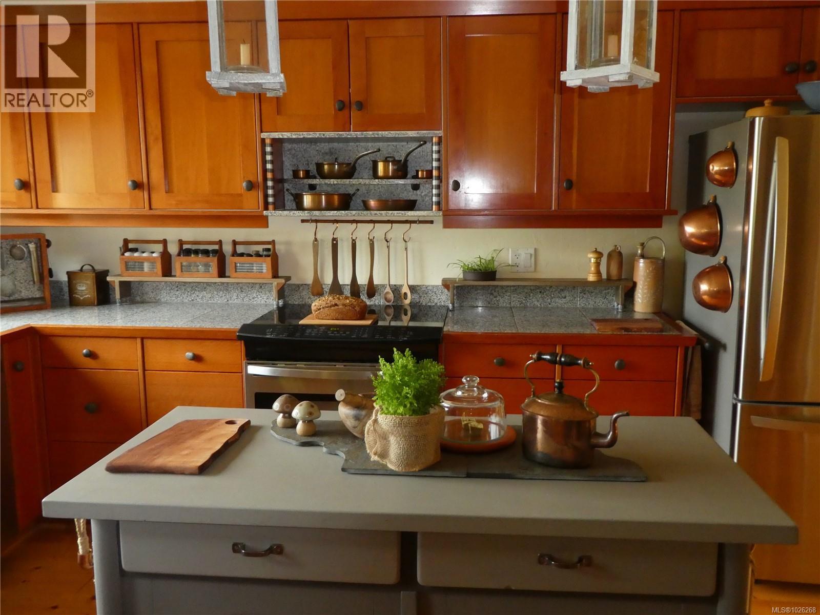 1860 Ashling Rd, Qualicum Beach