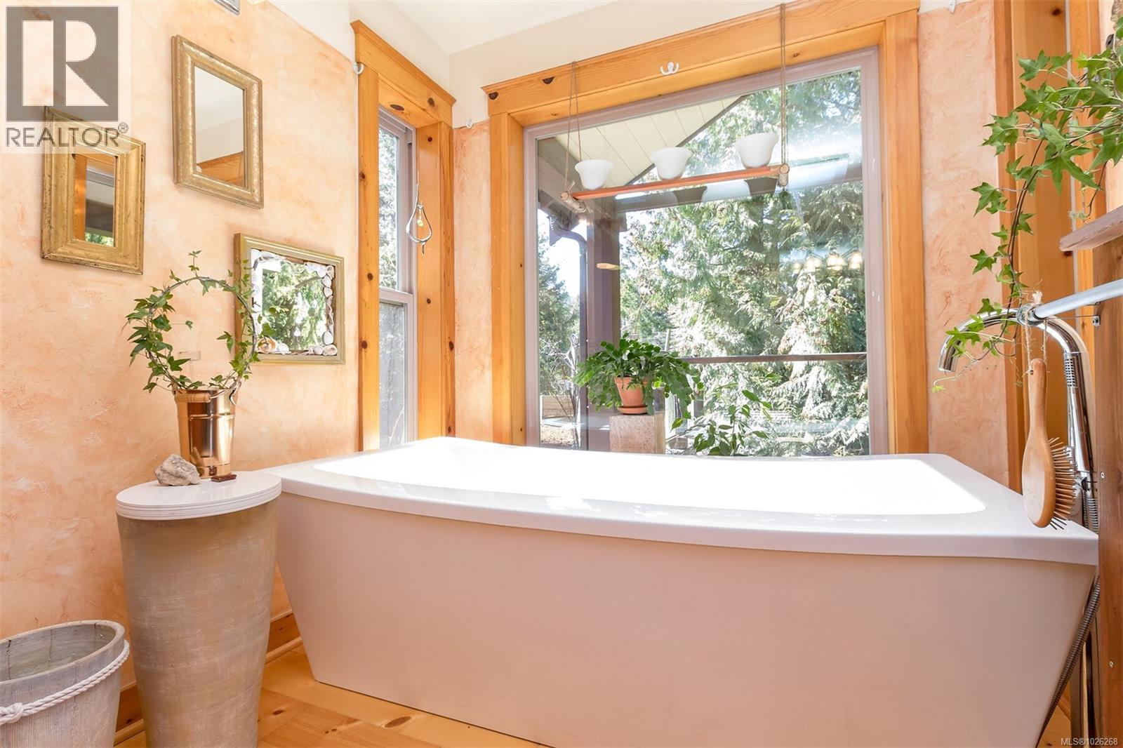 1860 Ashling Rd, Qualicum Beach