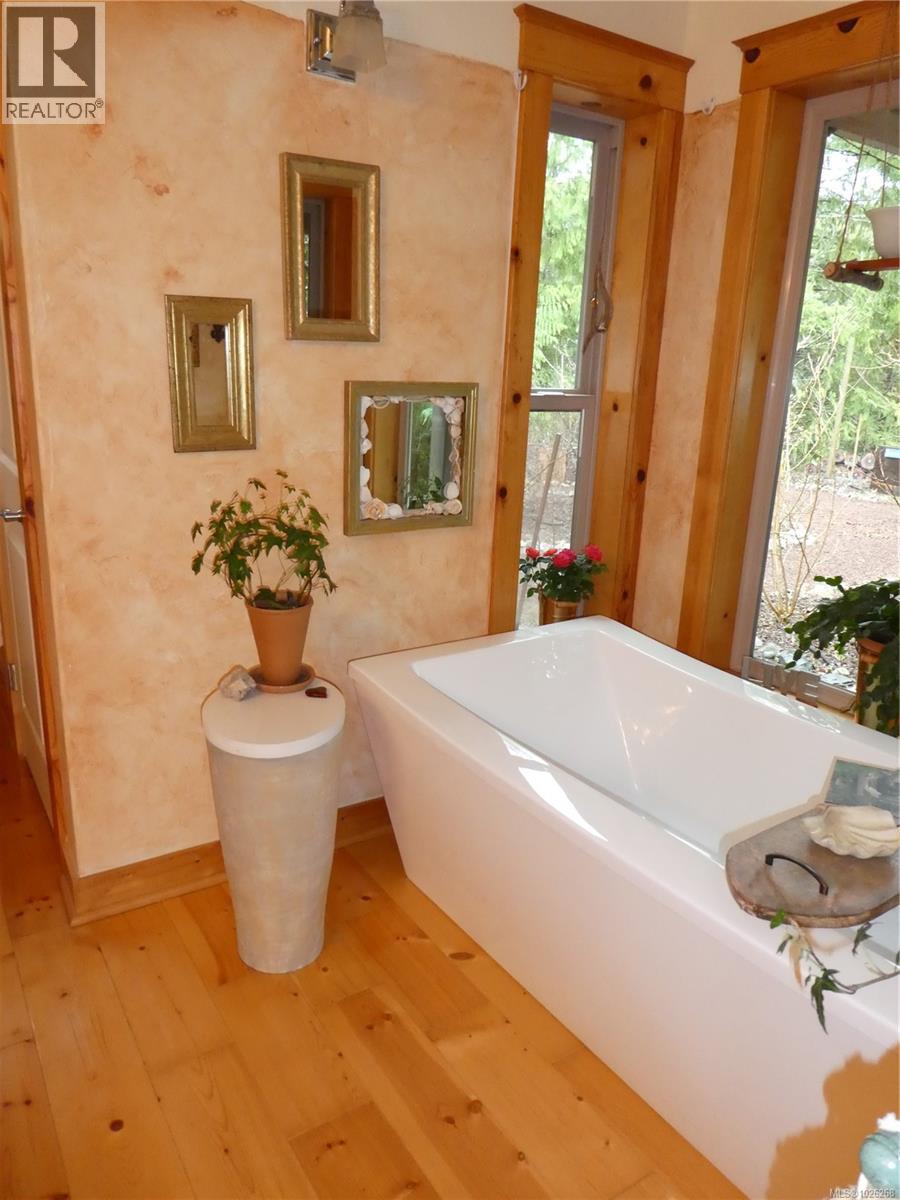 1860 Ashling Rd, Qualicum Beach