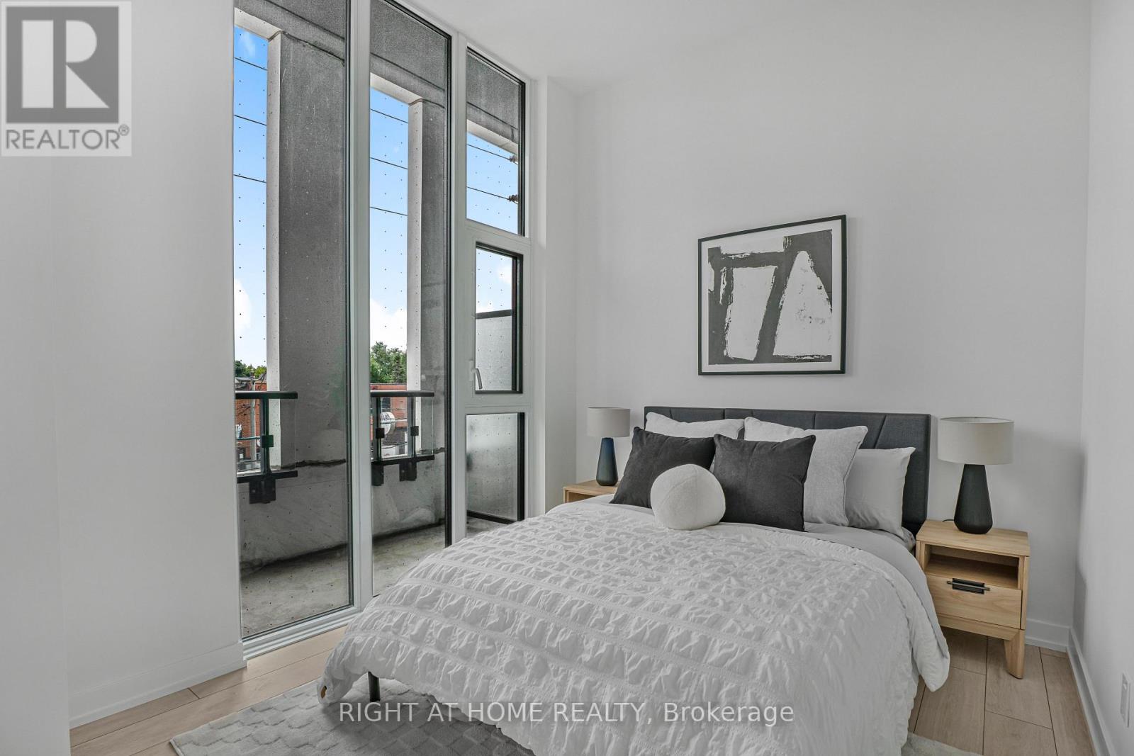 #209 500 DUPONT STREET - 22