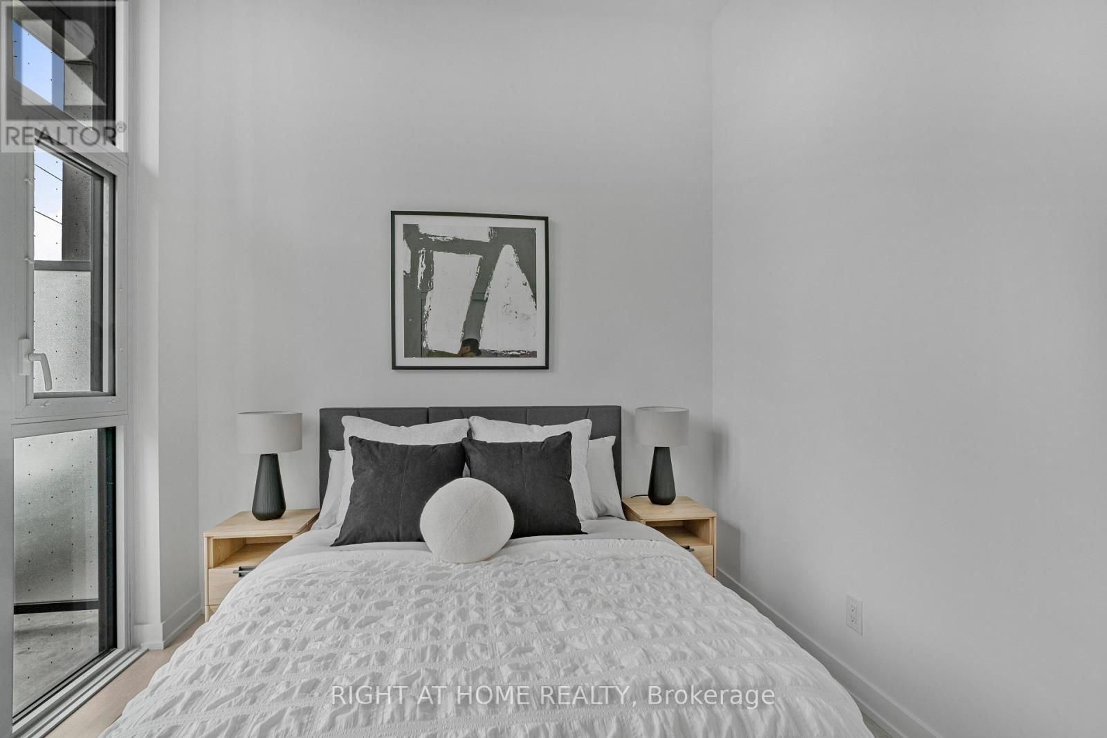 #209 500 DUPONT STREET - 23