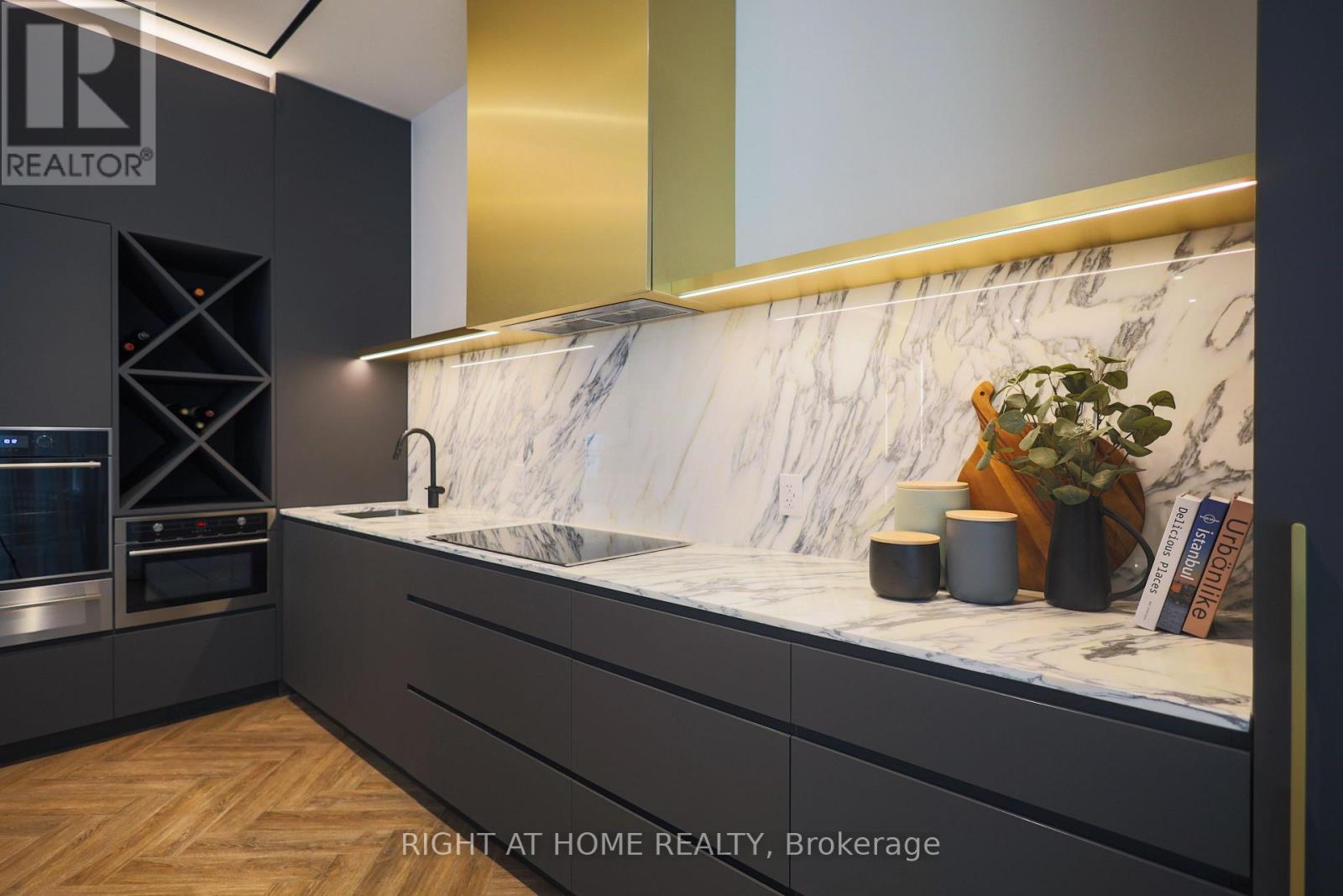 #209 500 DUPONT STREET - 39