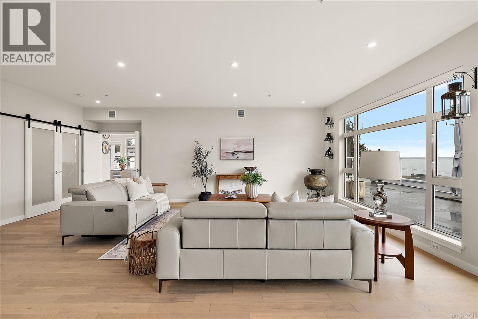 410 5118 Cordova Bay Road, Saanich