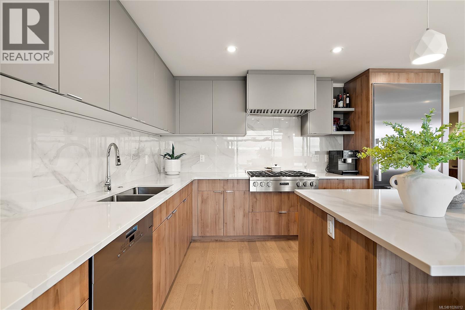 410 5118 Cordova Bay Road, Saanich