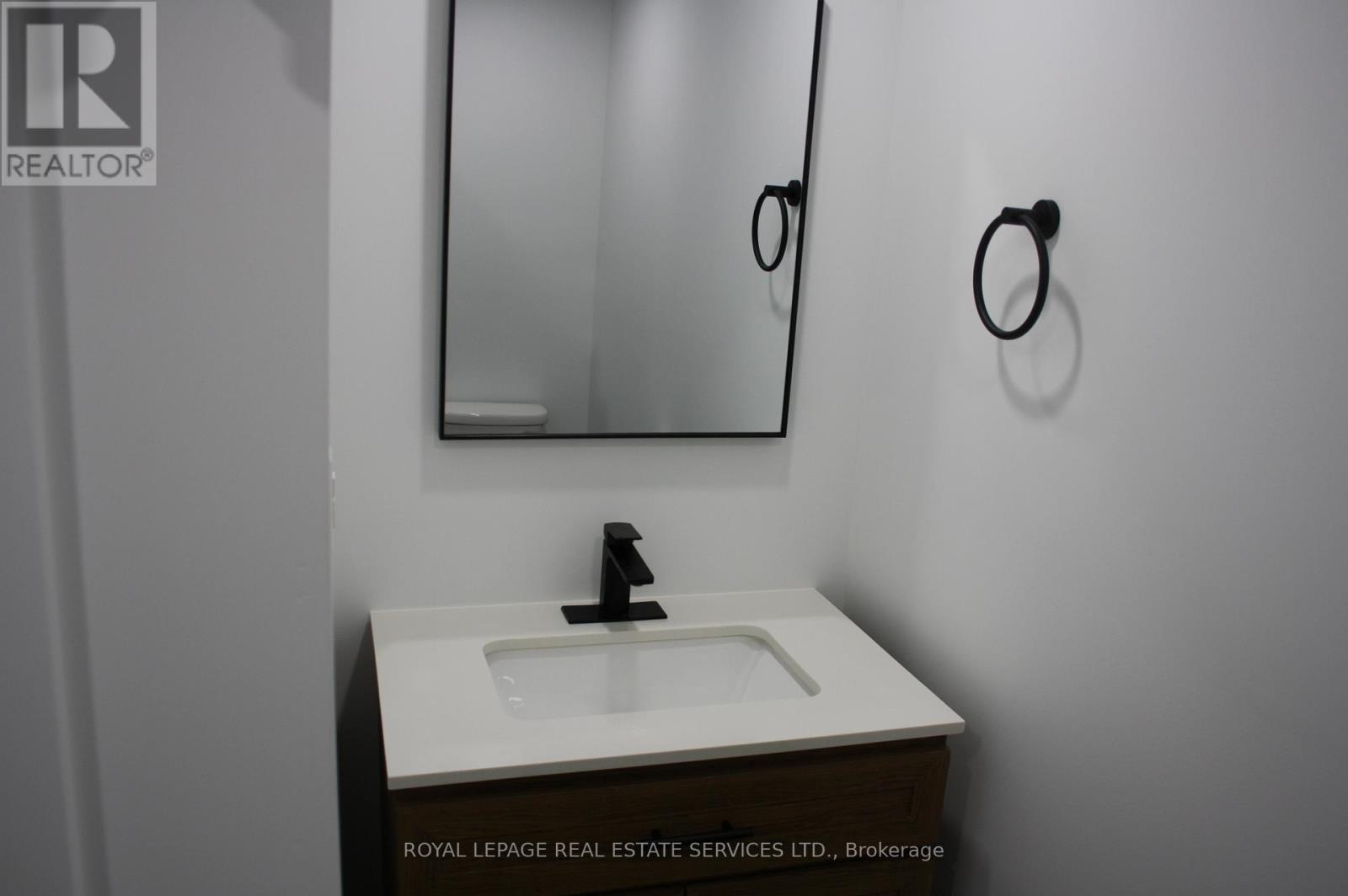 Single Family House Bungalow for Sale in LOWER   KAREN CRESCENT Hamilton (Mountview) 