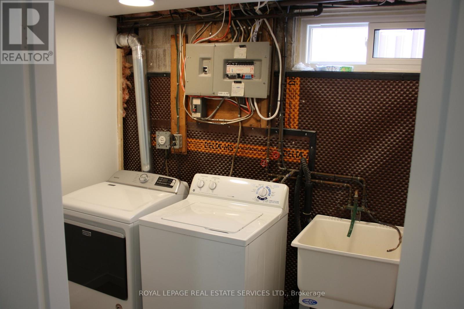 Single Family House Bungalow for Sale in LOWER   KAREN CRESCENT Hamilton (Mountview) 