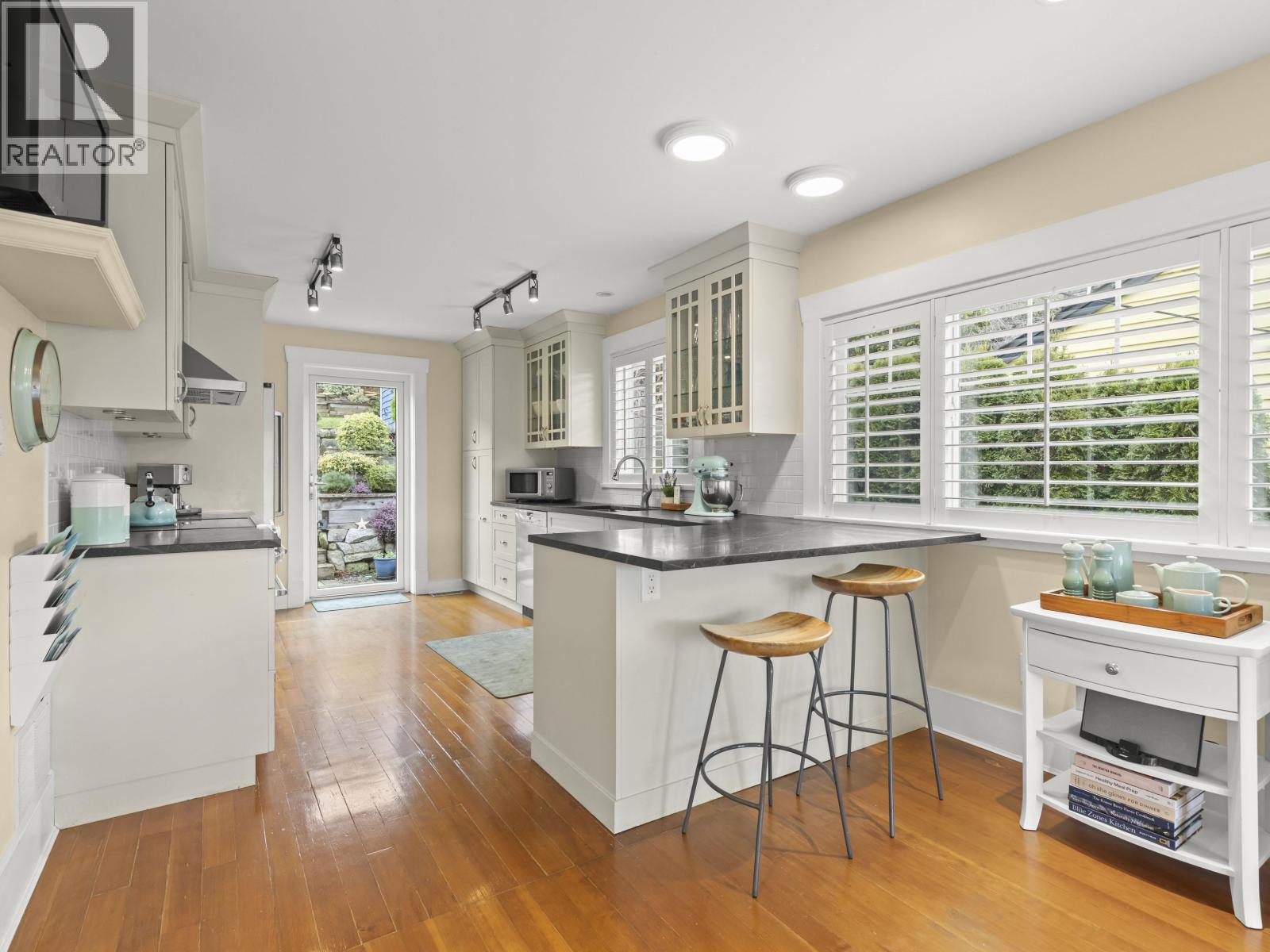 6252 WELLINGTON AVENUE, West Vancouver