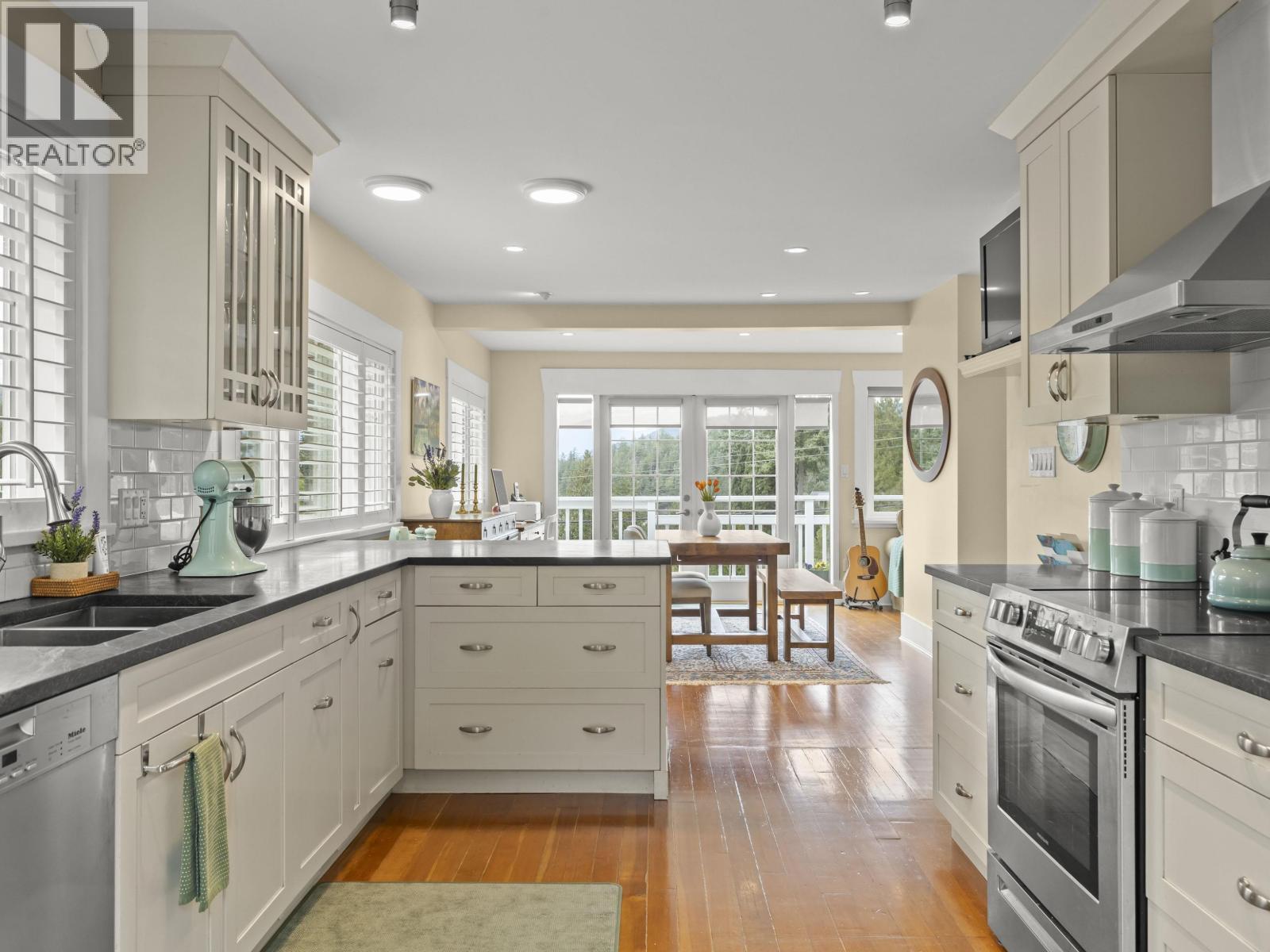 6252 WELLINGTON AVENUE, West Vancouver