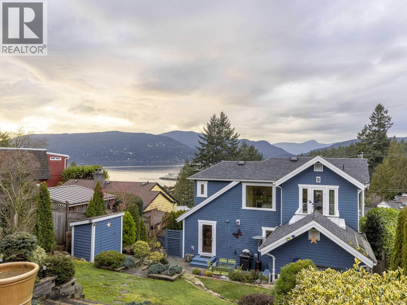 6252 WELLINGTON AVENUE, West Vancouver