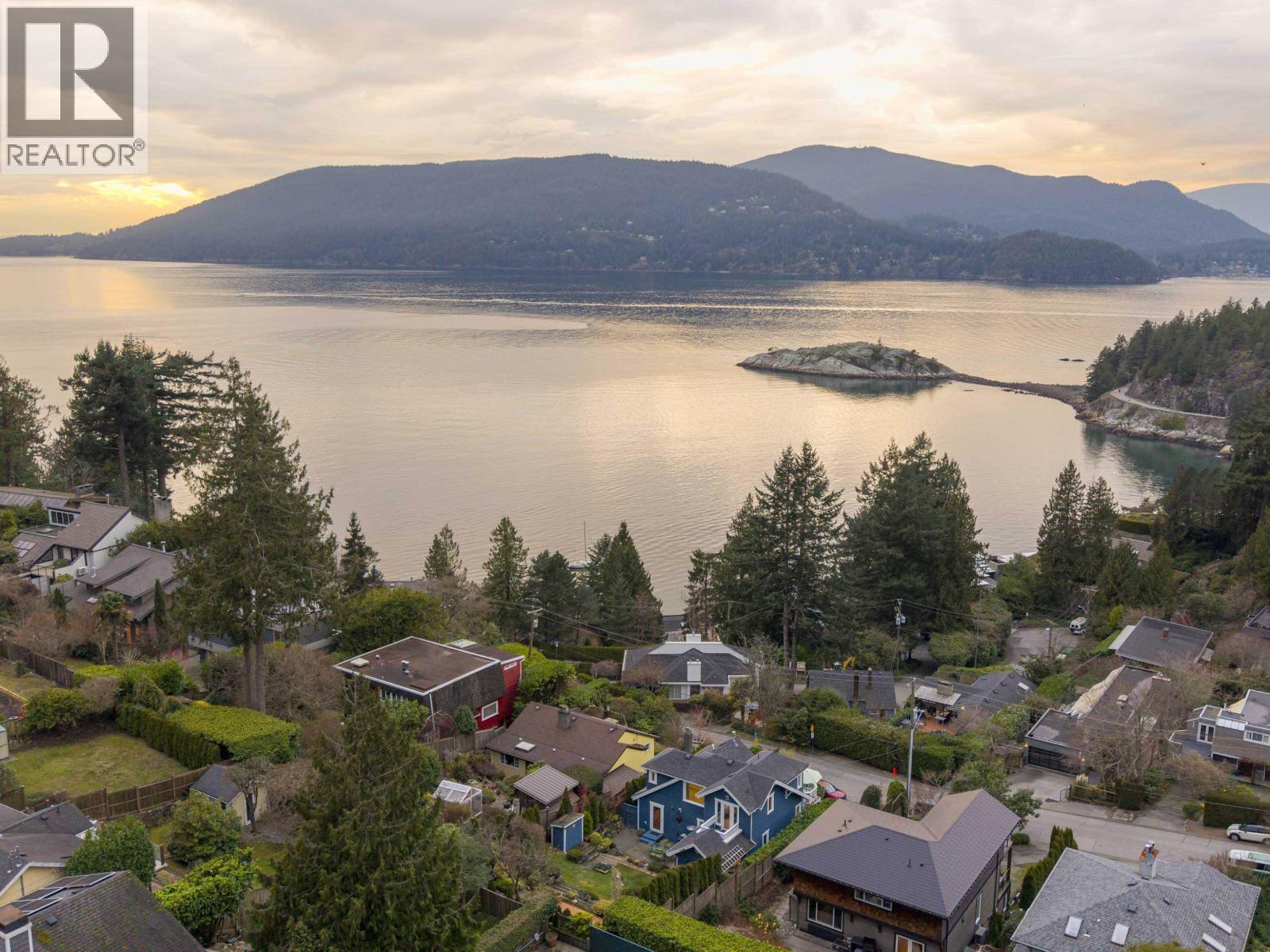 6252 WELLINGTON AVENUE, West Vancouver