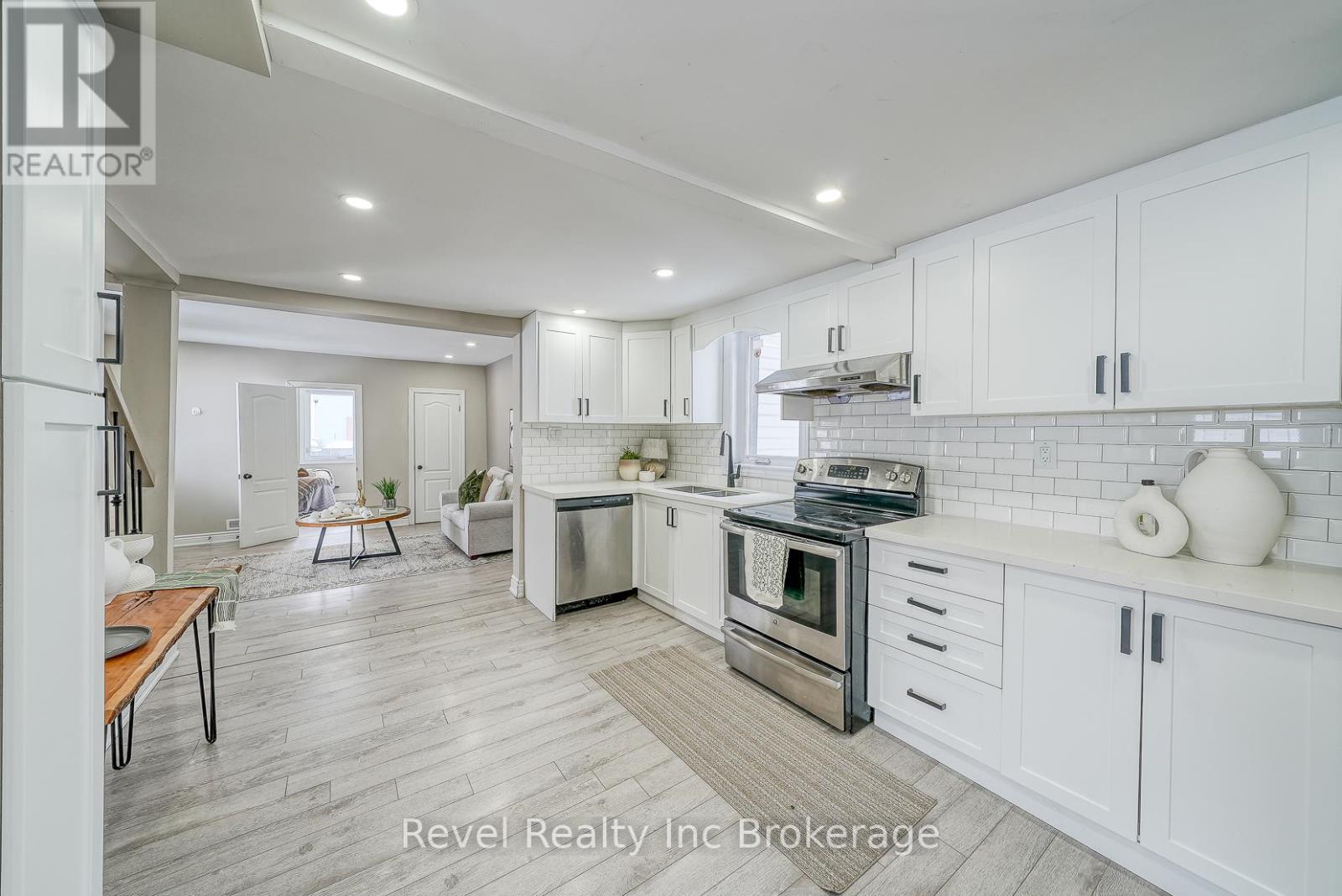 123 CHARLES STREET E - 14