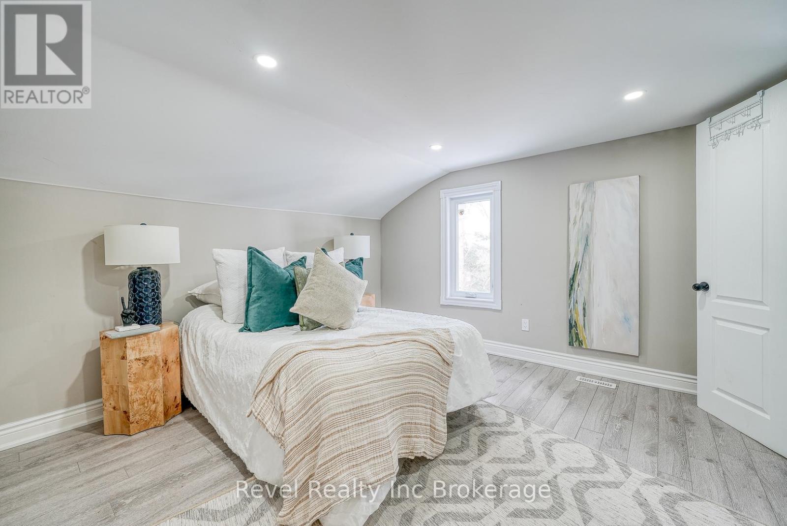 123 CHARLES STREET E - 24