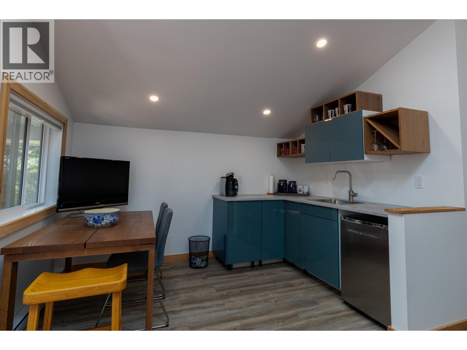 4685 LAKESIDE Drive, Terrace