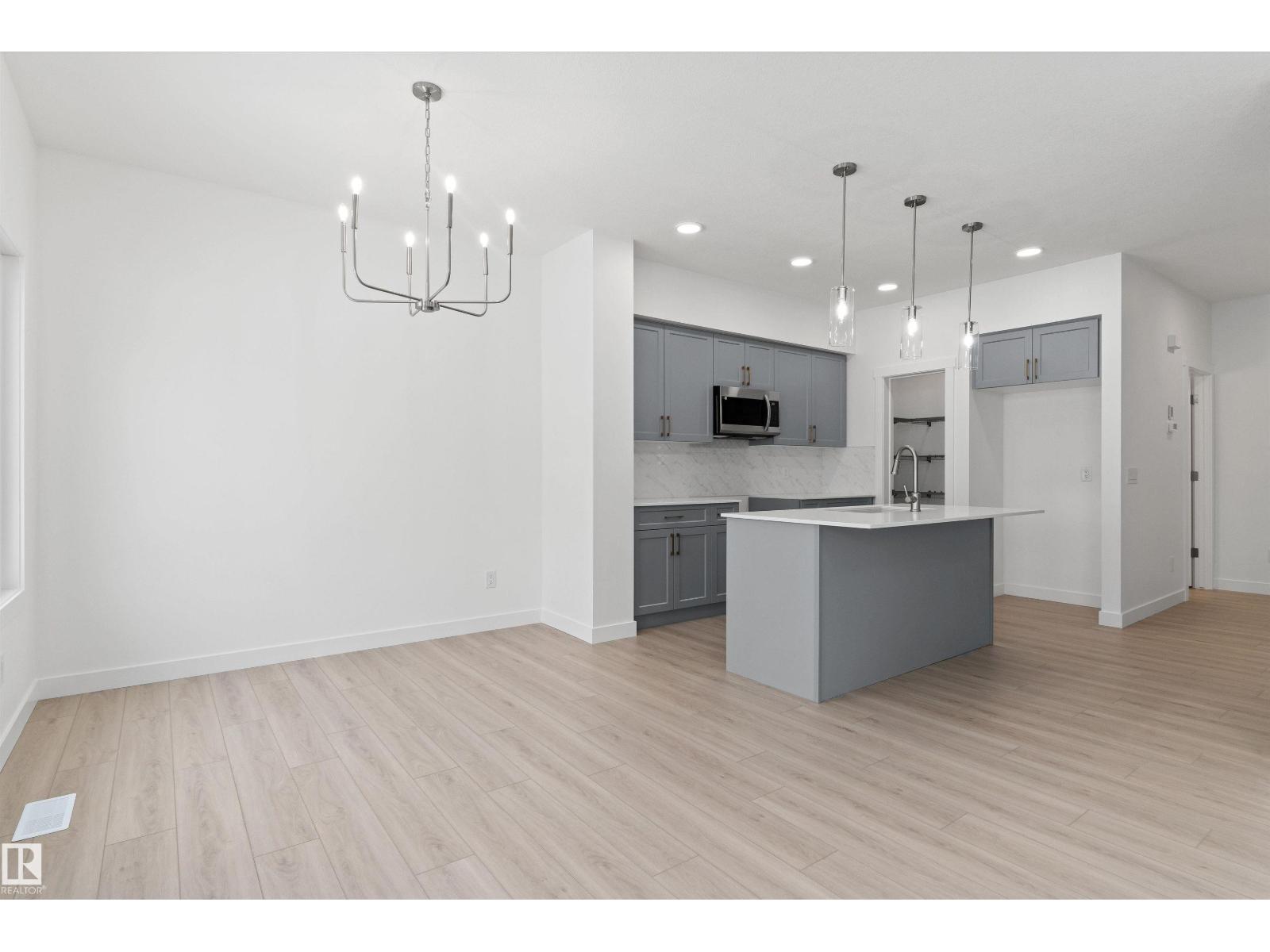 922 18 AV NW, Edmonton