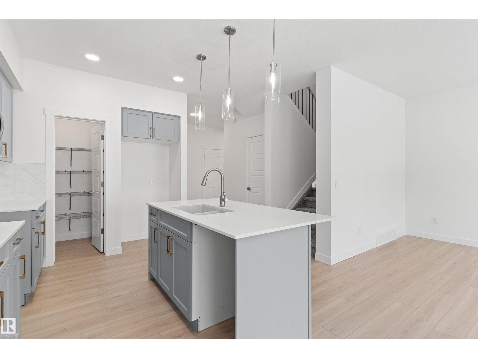 922 18 AV NW, Edmonton