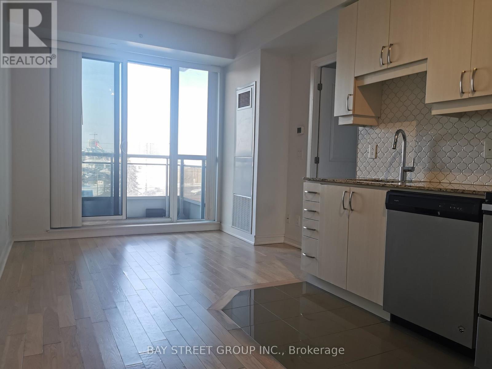#419 9205 YONGE STREET - 5