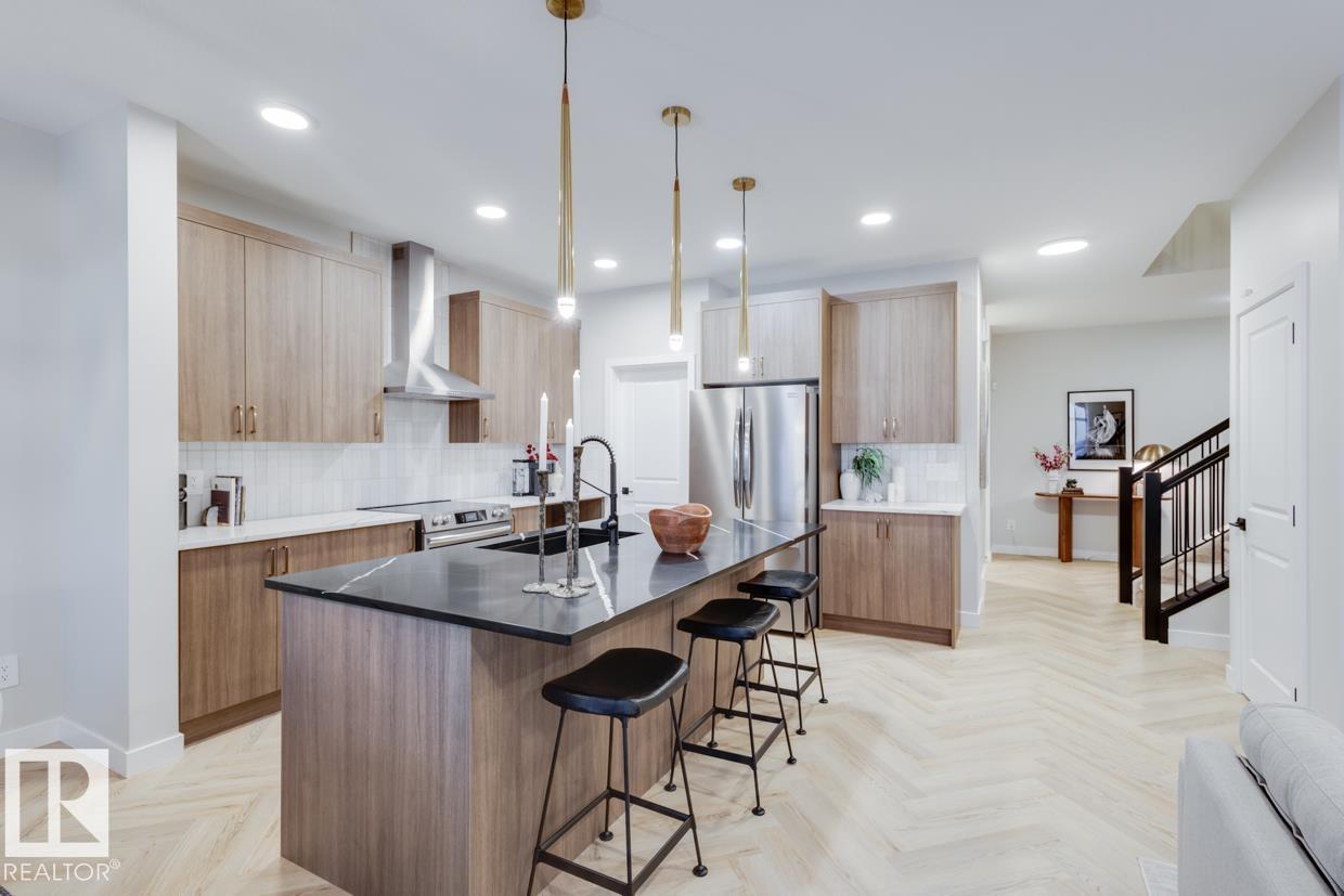 8239 KIRIAK LO SW, Edmonton