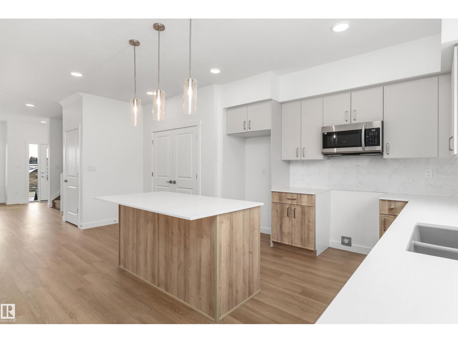 1012 14 AV NW, Edmonton