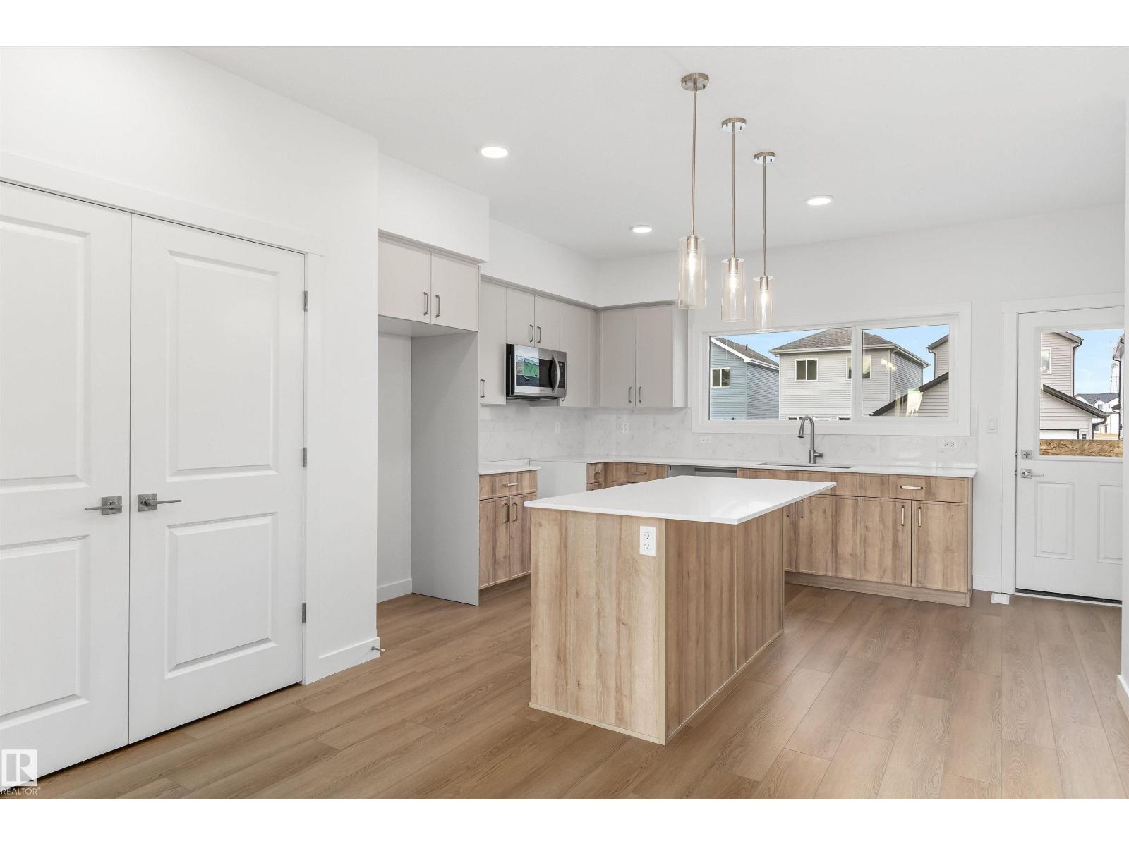 1012 14 AV NW, Edmonton