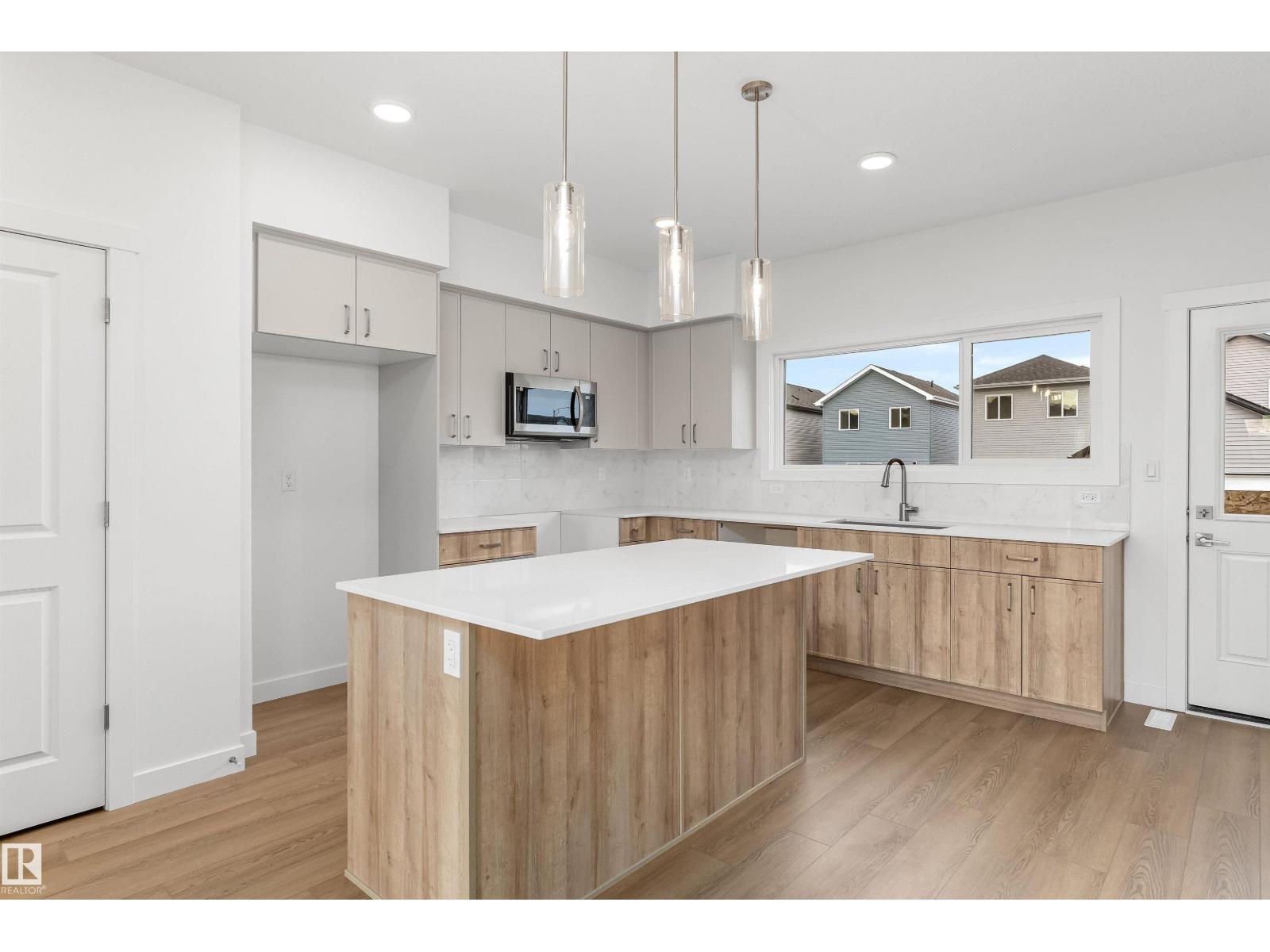 1012 14 AV NW, Edmonton