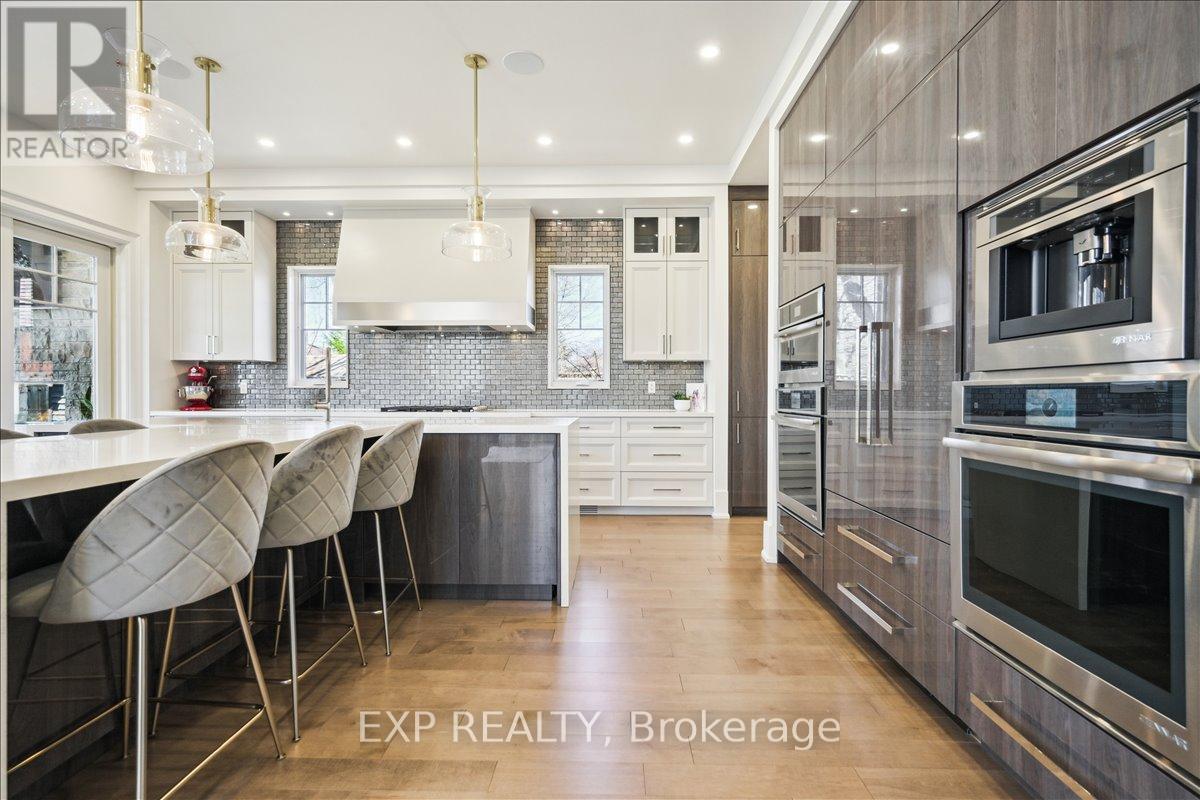 528 WELLINGTON CRESCENT - 22