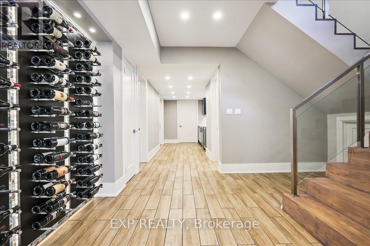528 WELLINGTON CRESCENT - 38