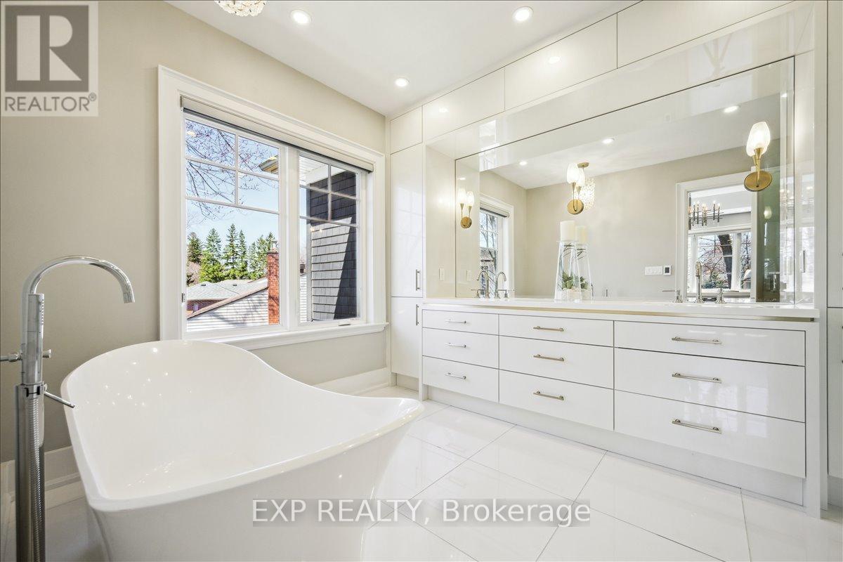 528 WELLINGTON CRESCENT - 30
