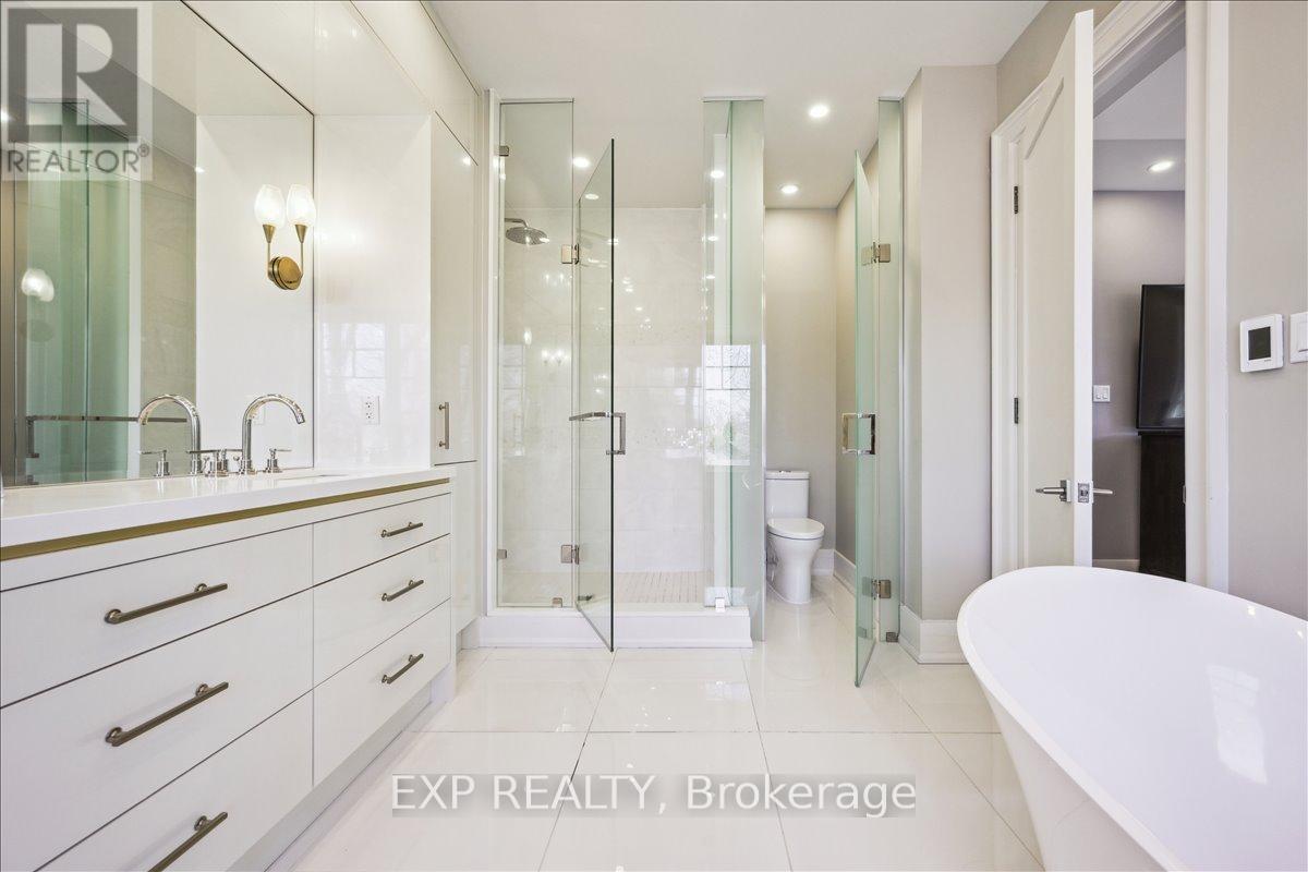 528 WELLINGTON CRESCENT - 32