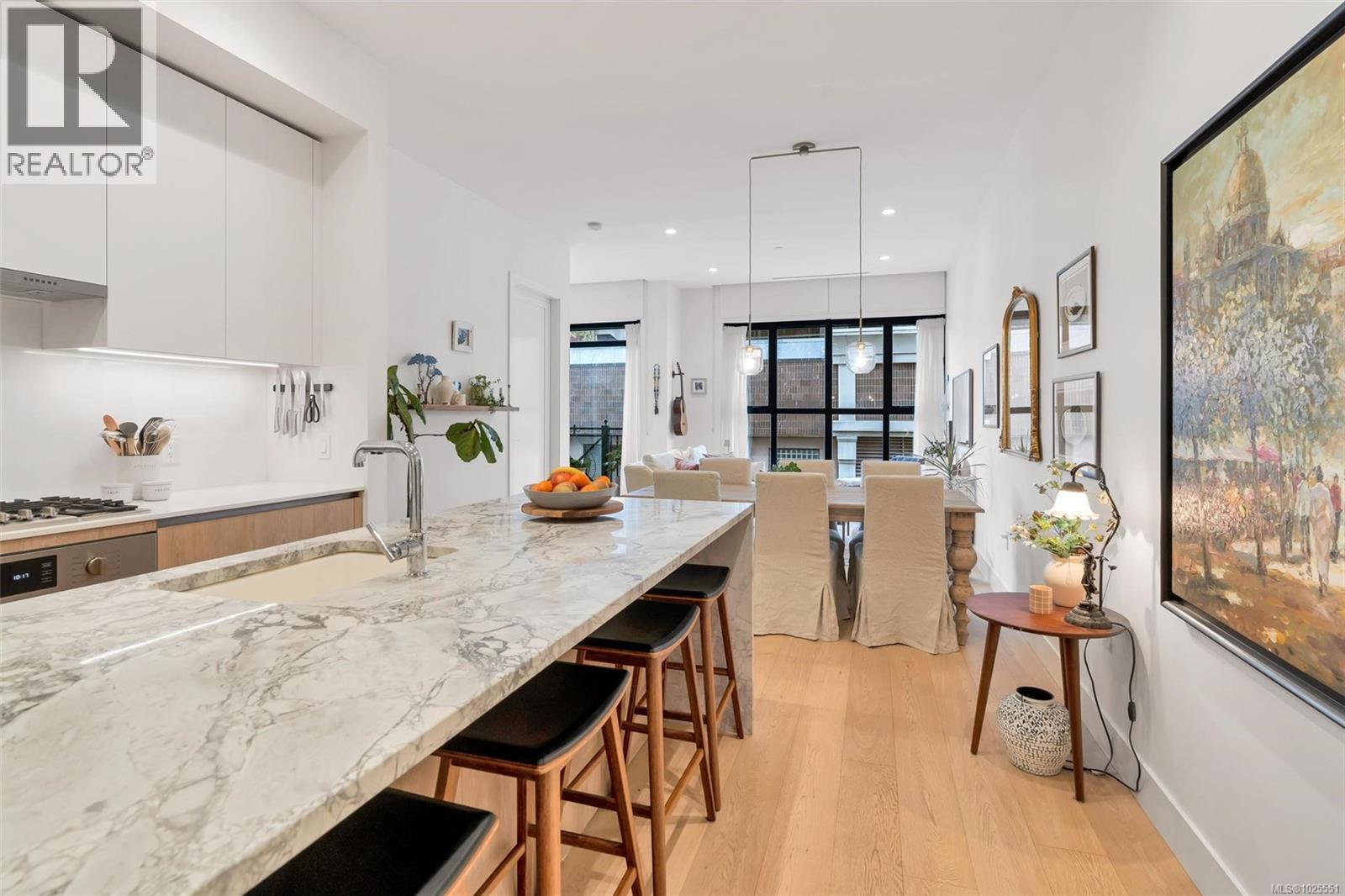 201 888 Government Street, Victoria