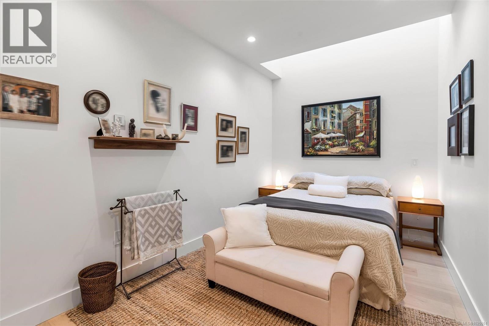 201 888 Government Street, Victoria