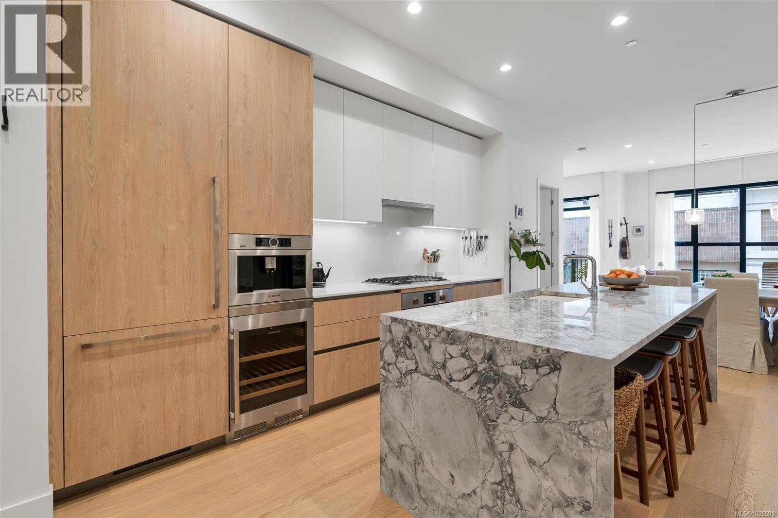 201 888 Government Street, Victoria