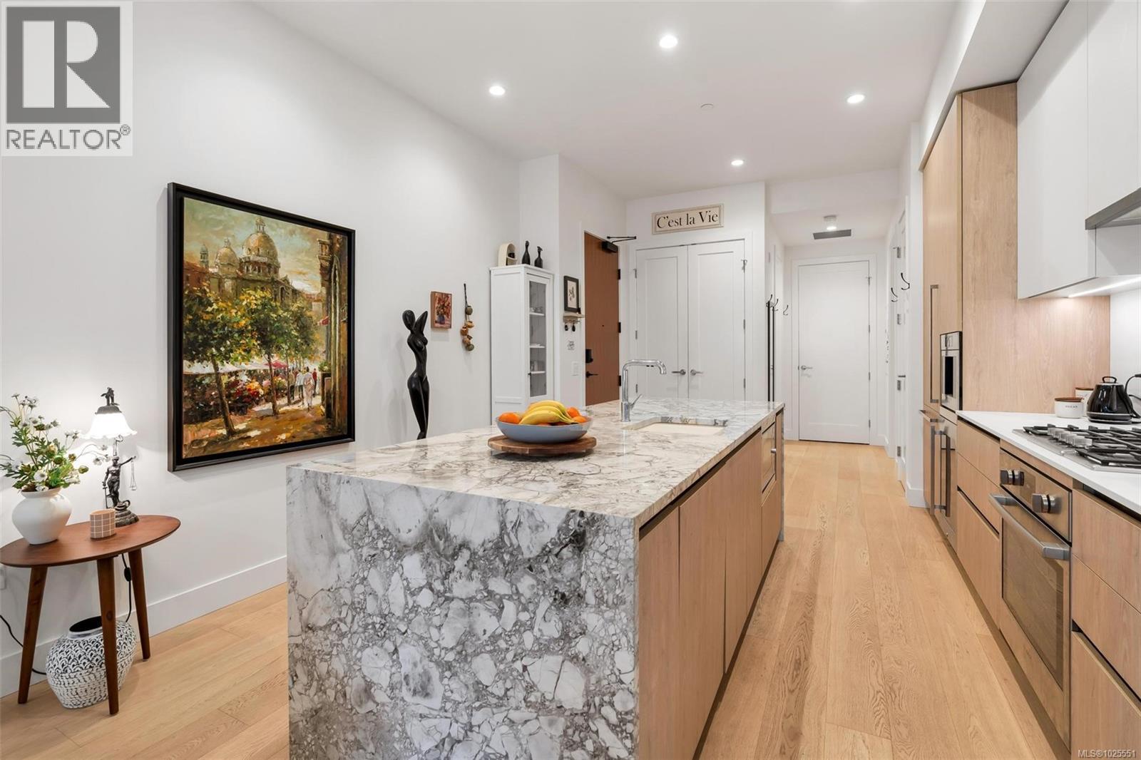 201 888 Government Street, Victoria