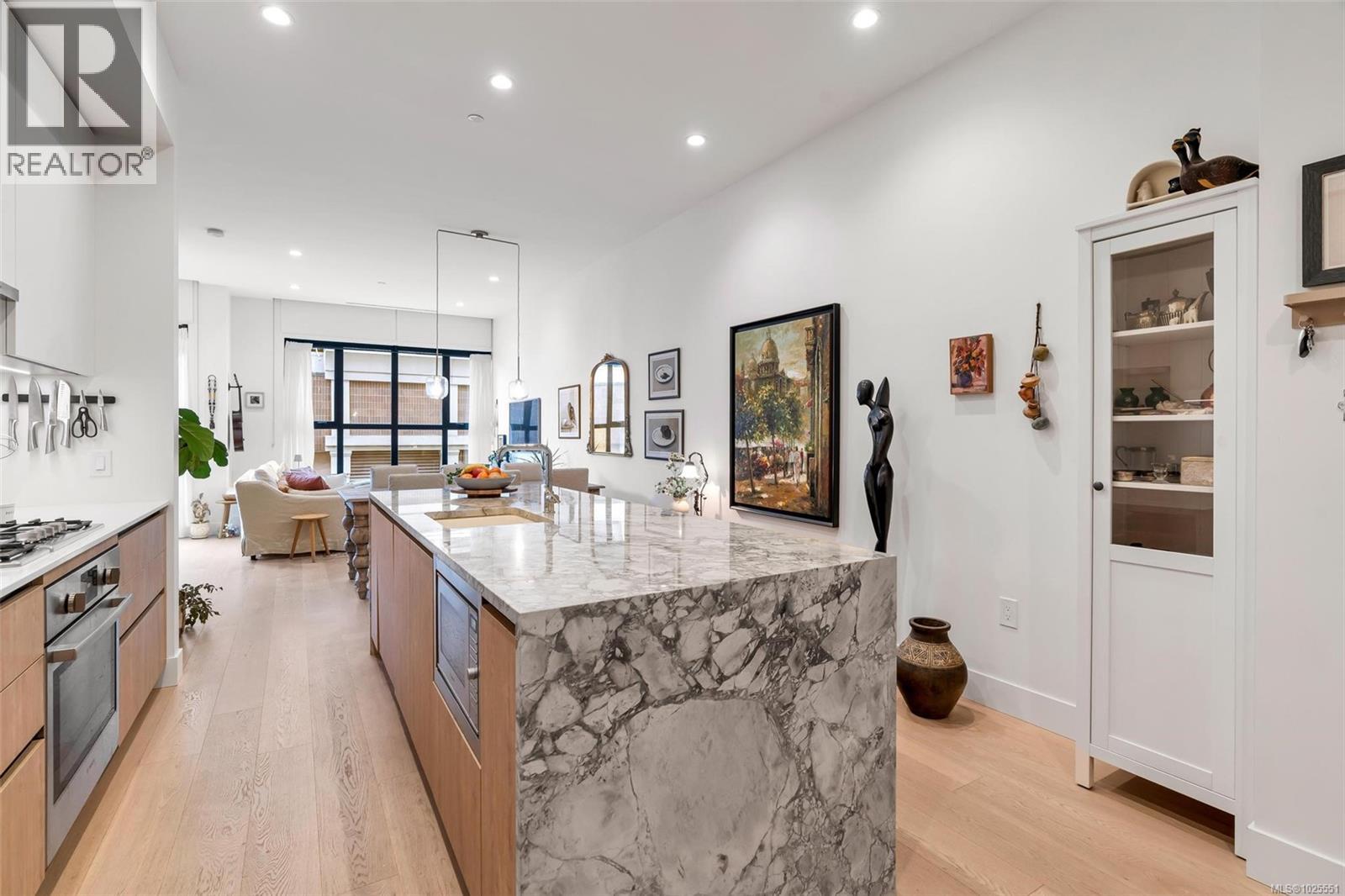 201 888 Government Street, Victoria