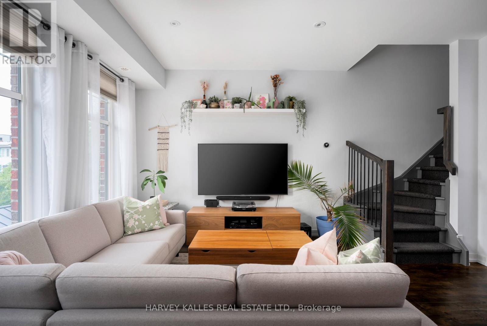 #45 140 BROADVIEW AVENUE - 1