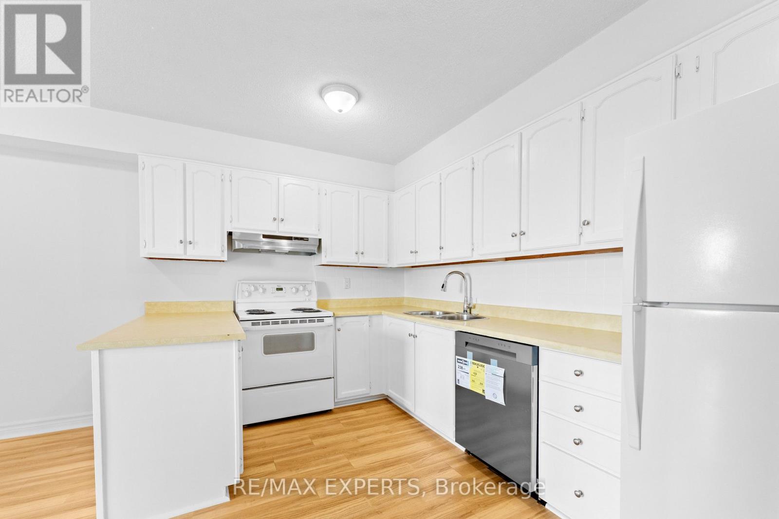 607 - 8111 YONGE STREET - Photo 3 of 31, Markham (Royal Orchard), Ontario