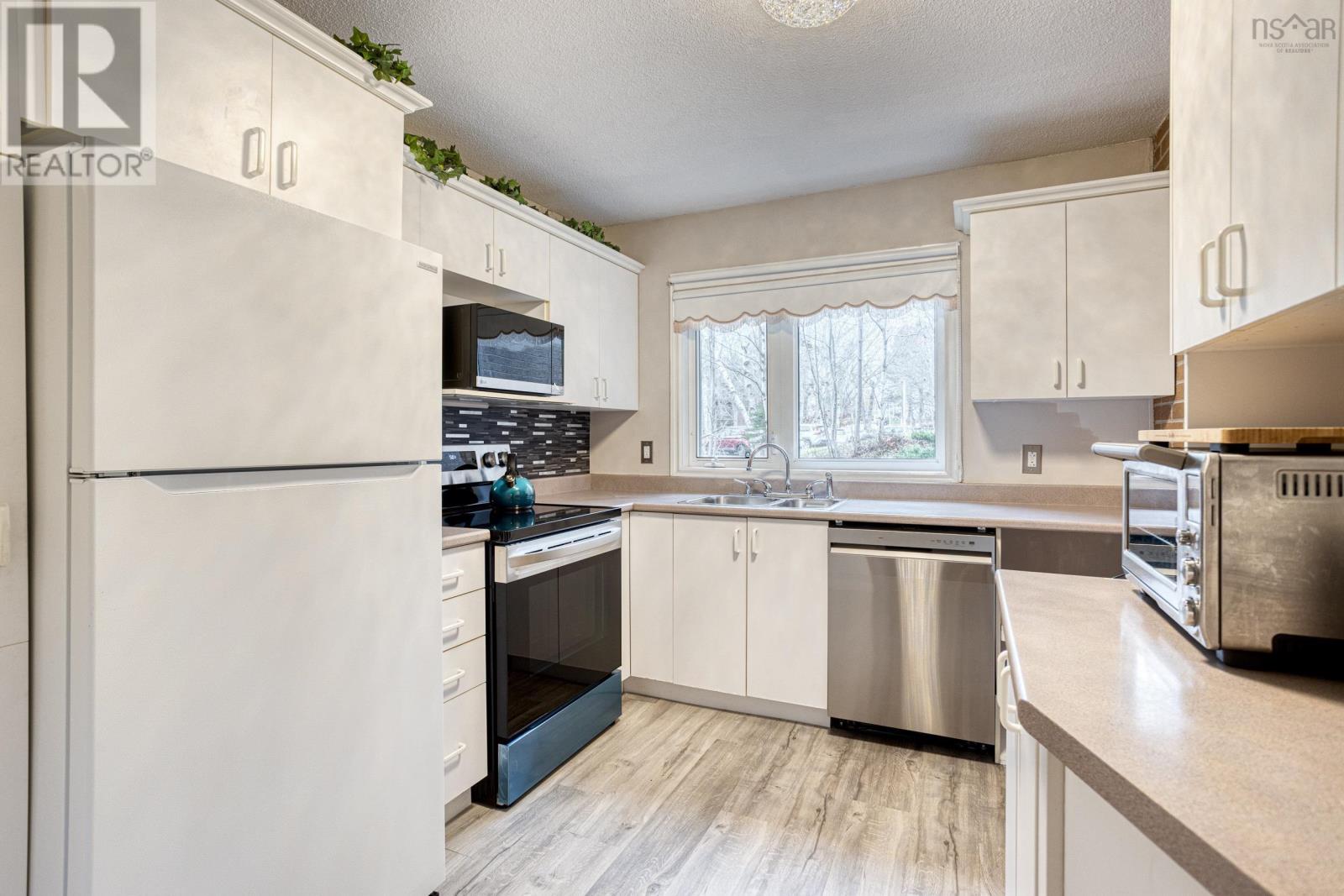 Property 22 of 37 of 107 26 Brookdale Crescent