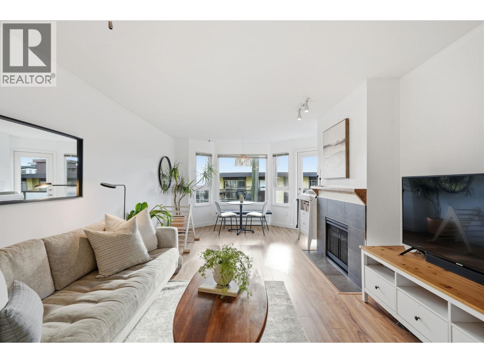 204 315 E 3RD STREET - Main photo, North Vancouver, British Columbia