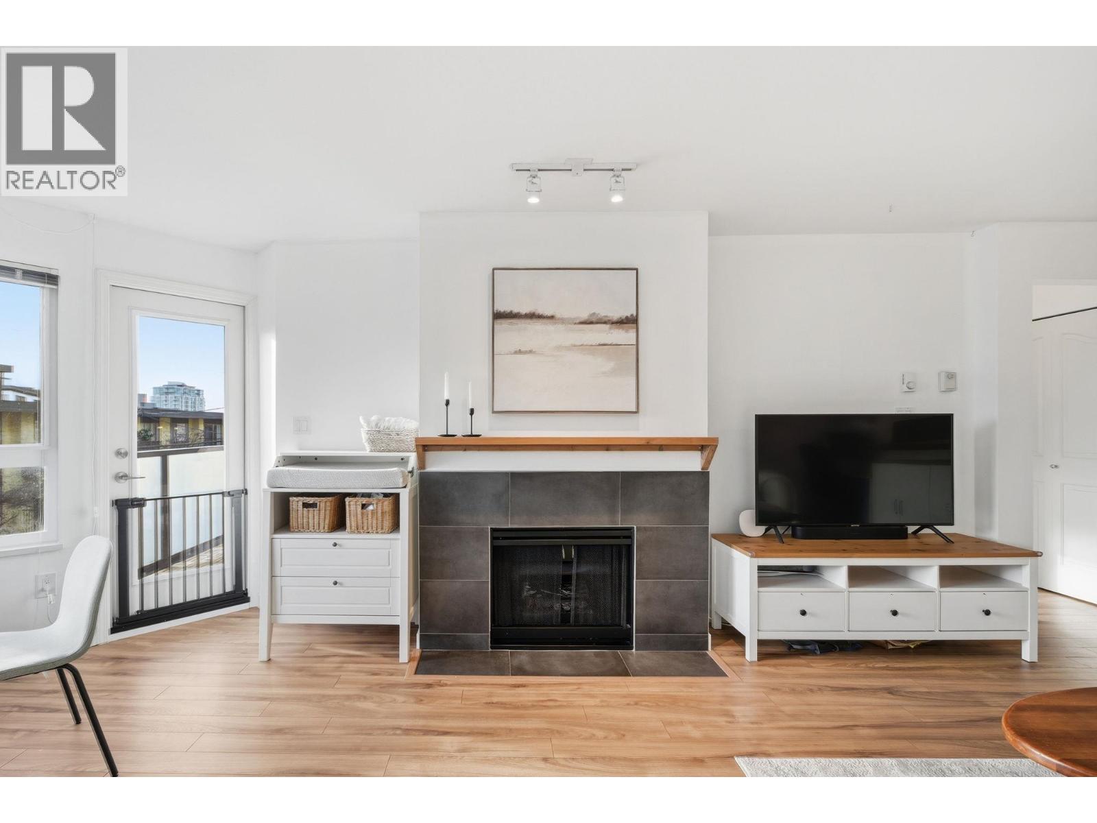 204 315 E 3RD STREET - Photo 3 of 22, North Vancouver, British Columbia