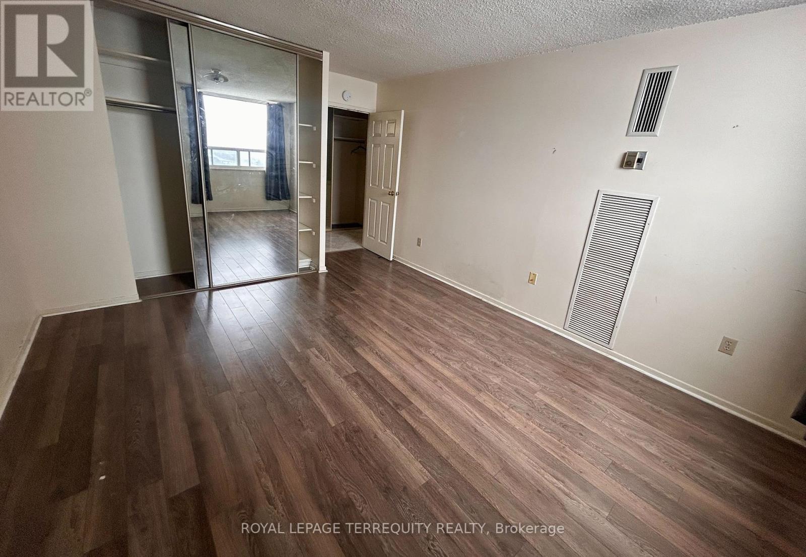 2004 - 10 MUIRHEAD ROAD - Photo 3 of 6, Toronto (Pleasant View), Ontario