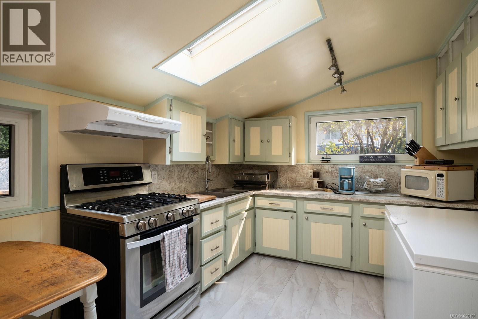  1256 Walnut Street, Victoria