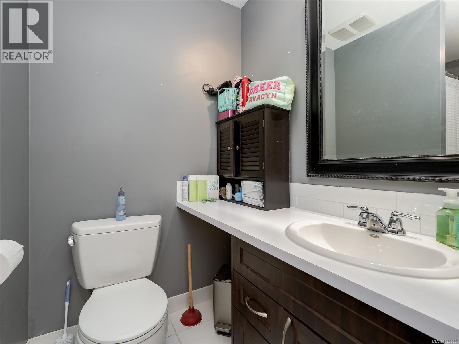 213 1745 Leighton Road, Victoria