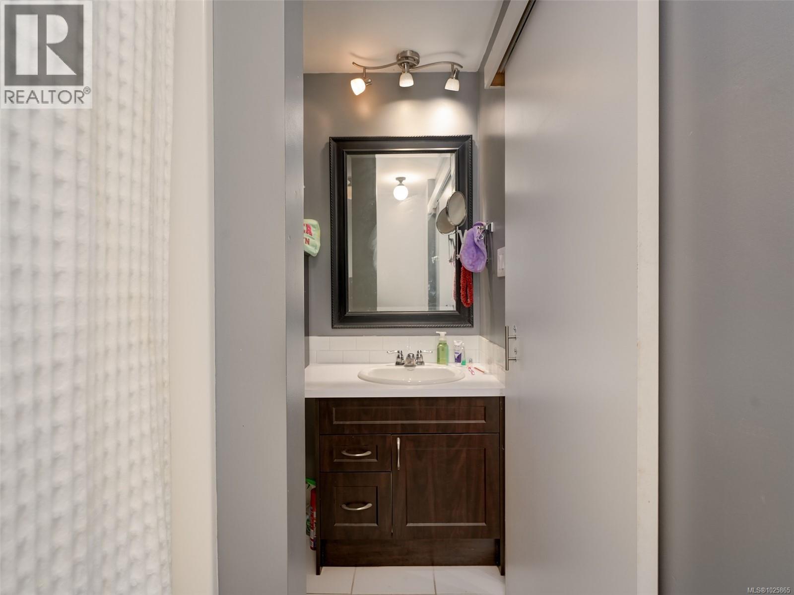 213 1745 Leighton Road, Victoria