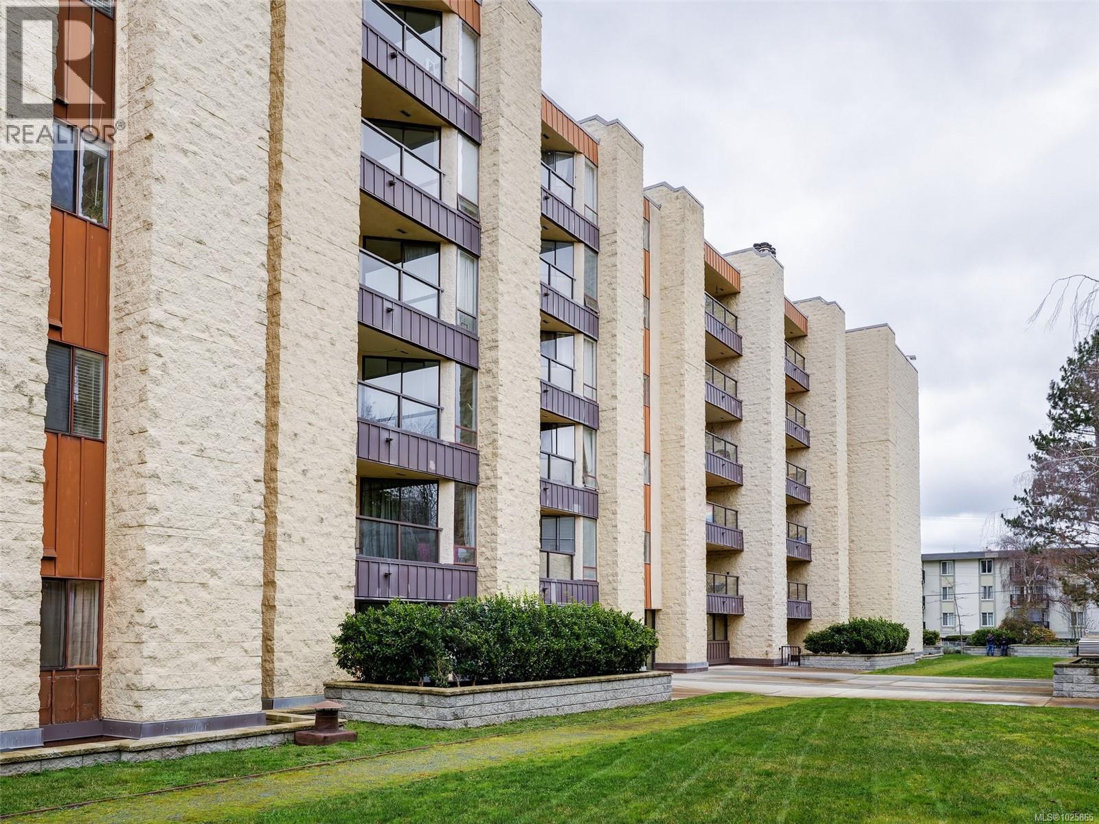 213 1745 Leighton Road, Victoria