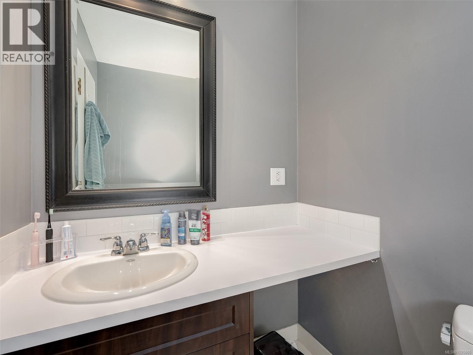 213 1745 Leighton Road, Victoria